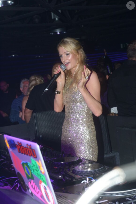 DJ Paris Hilton au Palais Club de Cannes, le 23 juillet 2012.