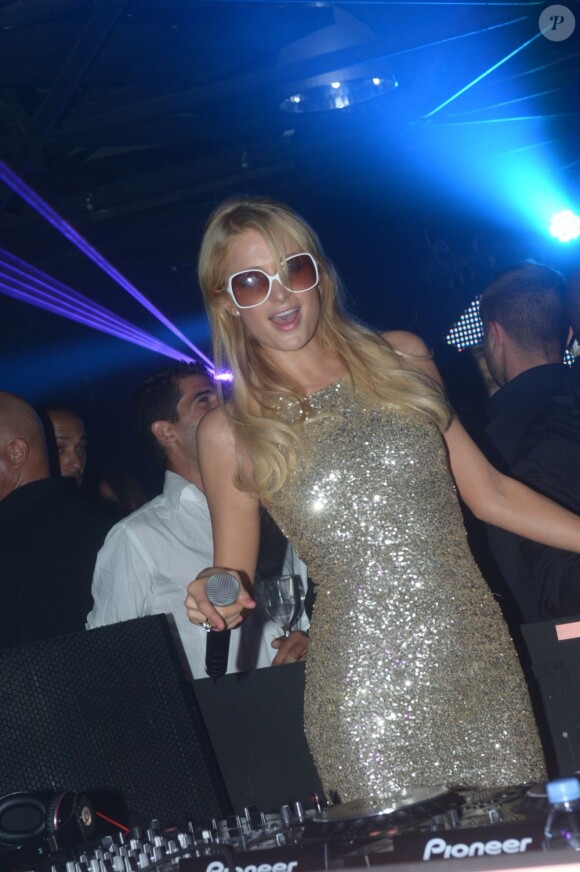 Paris Hilton joue les DJ au Palais Club de Cannes, le 23 juillet 2012.