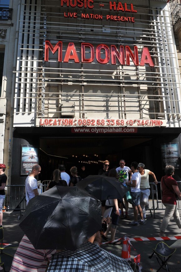 Les fans de Madonna sont déjà devant l'Olympia depuis deux jours, le 26 juillet 2012.