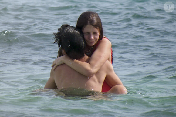 Mischa Barton et son petit ami Sebastian Knapp : fous d'amour à Formentera le 26 juillet 2012