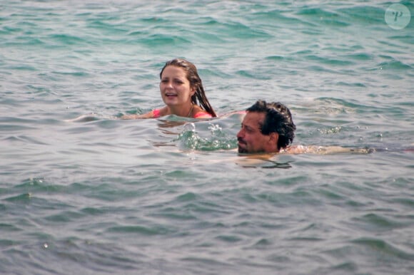 Mischa Barton et son petit ami Sebastian Knapp se baignent à Formentera le 26 juillet 2012