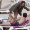 Mischa Barton et son petit ami Sebastian Knapp se baignent à Formentera le 26 juillet 2012