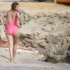 Mischa Barton se promène sur une plage à Formentera le 26 juillet 2012