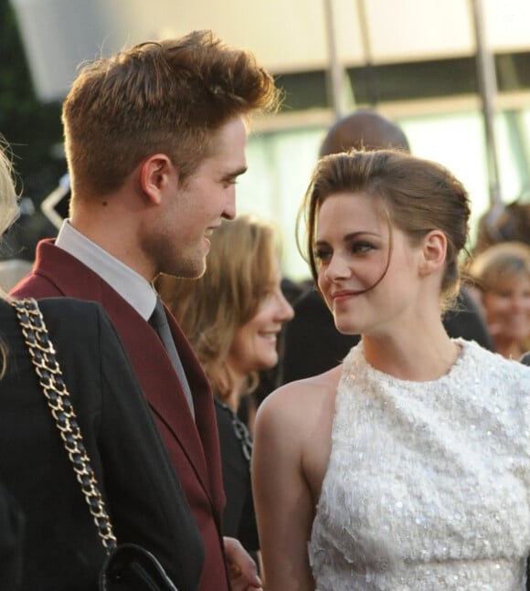 Robert Pattinson et Kristen Stewart, en juin 2010, à Los Angeles ne peuvent réprimer des regards tendres