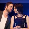 Robert Pattinson et Kristen Stewart le 14 novembre 2009 à Munich pour la promotion de Twilight 2, échangeant des regards très complices