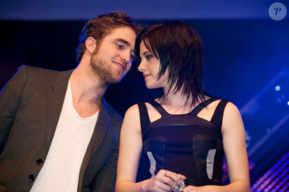 Robert Pattinson et Kristen Stewart le 14 novembre 2009 à Munich pour la promotion de Twilight 2, échangeant des regards très complices
