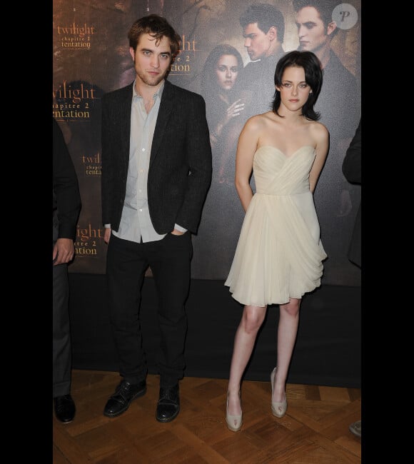 Robert Pattinson et Kristen Stewart à Paris en novembre 2009 pour la promo de Twilight : ils font semblant de ne pas se connaître.