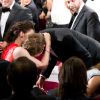 Kristen Stewart sussure des mots doux à Robert Pattinson sur le tapis rouge cannois de Cosmopolis au Festival de Cannes 2012