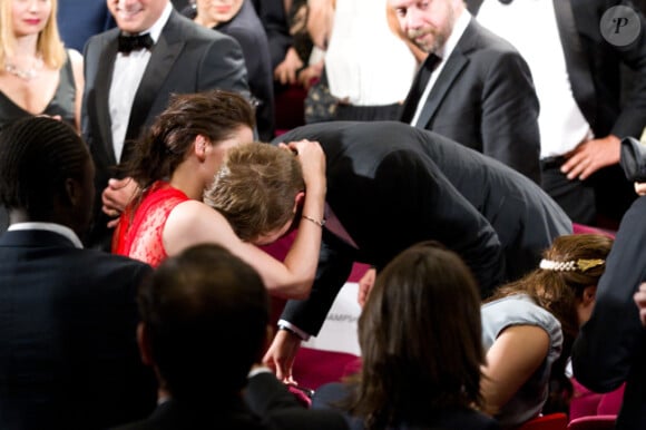 Kristen Stewart sussure des mots doux à Robert Pattinson sur le tapis rouge cannois de Cosmopolis au Festival de Cannes 2012