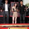 Robert Pattinson, Kristen Stewart et Taylor Lautner, héros de Twilight, laissent leur trace à Hollywood le 3 novembre 2011