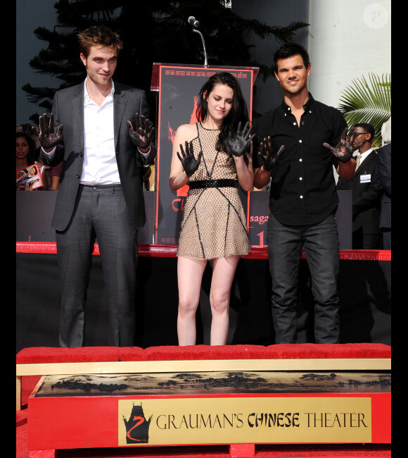 Robert Pattinson, Kristen Stewart et Taylor Lautner, héros de Twilight, laissent leur trace à Hollywood le 3 novembre 2011