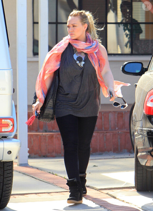 Hilary Duff sort de chez une amie à Beverly Hills, le 25 juillet 2012