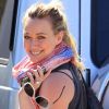 Hilary Duff, souriante, sort de chez une amie à Beverly Hills, le 25 juillet 2012
