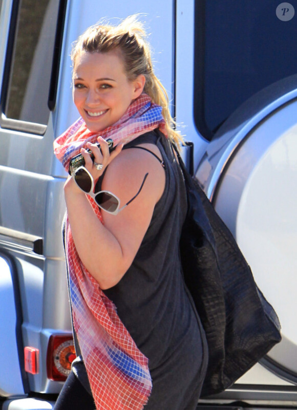 Hilary Duff, souriante, sort de chez une amie à Beverly Hills, le 25 juillet 2012