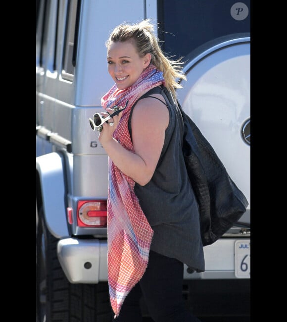 La chanteuse Hilary Duff sort de chez une amie à Beverly Hills, le 25 juillet 2012