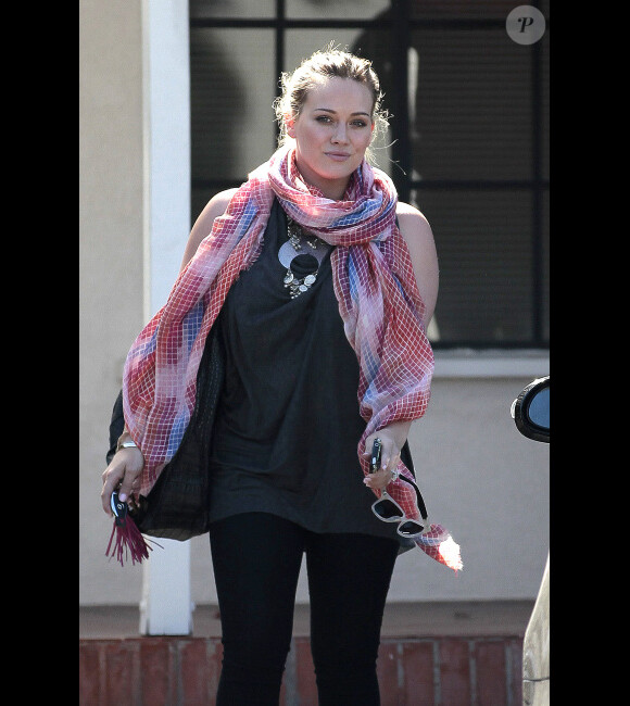 Hilary Duff, radieuse, sort de chez une amie à Beverly Hills, le 25 juillet 2012
