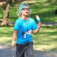   Kingston, le fils Gwen   Stefani  assume sa nouvelle chevelure bleue une glace à la main à Central  Park .  New   York , le 27 juillet 2012.  