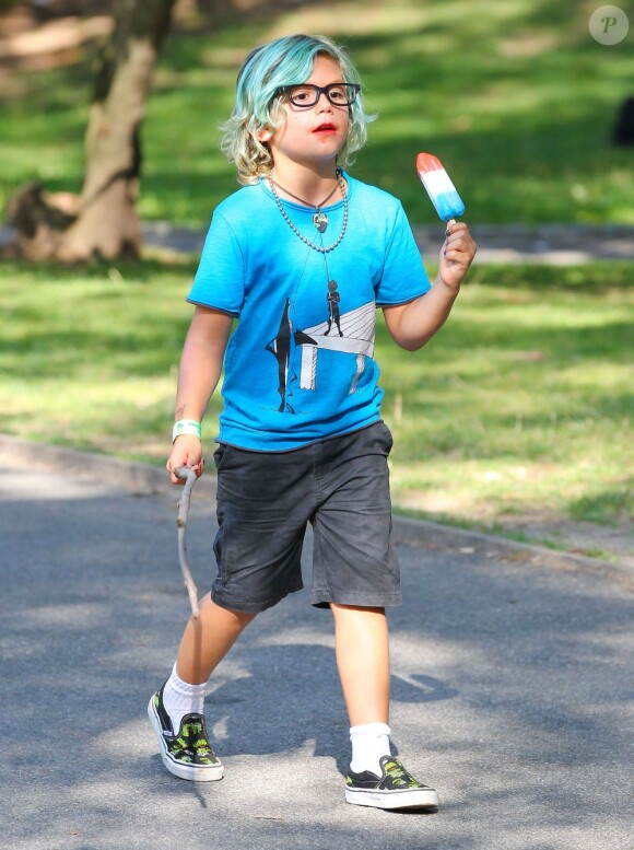 Kingston, le fils Gwen Stefani assume sa nouvelle chevelure bleue une glace à la main à Central Park. New York, le 27 juillet 2012. 
