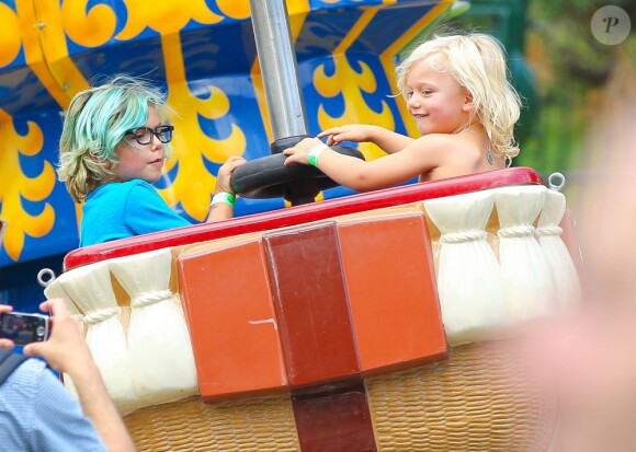 Kingston et Zuma, enfants de Gwen Stefani, s'amusent à Central Park. New York, le 27 juillet 2012. 