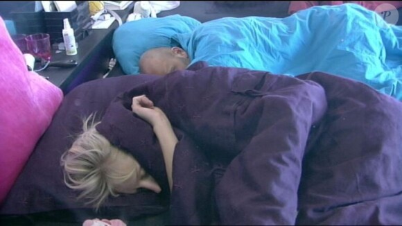 Kevin et Virginie se réveillent seuls dans la chambre bleue (Secret Story 6 - vendredi 27 juillet 2012).
