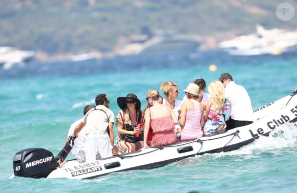 A bord d'un bateau pneumatique, Paris Hilton rejoint un yacht pour y passer la journée, à St-Tropez, le samedi 28 juillet 2012.