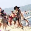 Cernée par les photographes, Paris Hilton se promène sur la plage de Pampelonne, à St-Tropez, le samedi 28 juillet 2012.