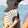Sous son chapeau noire et éventail à la main, Paris Hilton se promène sur la plage de Pampelonne, à St-Tropez, le samedi 28 juillet 2012.