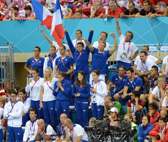 Le clan français exulte après la victoire d'Amaury Leveaux, Fabien Gilot, Clément Lefert et Yannick Agnel lors du relais 4x100m le 29 juillet 2012 lors des Jeux olympiques de Londres