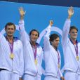 Amaury Leveaux, Fabien Gilot, Clément Lefert et Yannick Agnel, médaille d'or autour du cou après leur victoire lors du relais 4x100m le 29 juillet 2012 lors des Jeux olympiques de Londres