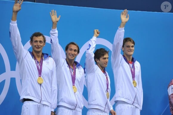 Amaury Leveaux, Fabien Gilot, Clément Lefert et Yannick Agnel, médaille d'or autour du cou après leur victoire lors du relais 4x100m le 29 juillet 2012 lors des Jeux olympiques de Londres