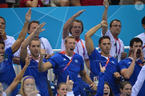 Le clan français après la victoire d'Amaury Leveaux, Fabien Gilot, Clément Lefert et Yannick Agnel lors du relais 4x100m le 29 juillet 2012 lors des Jeux olympiques de Londres