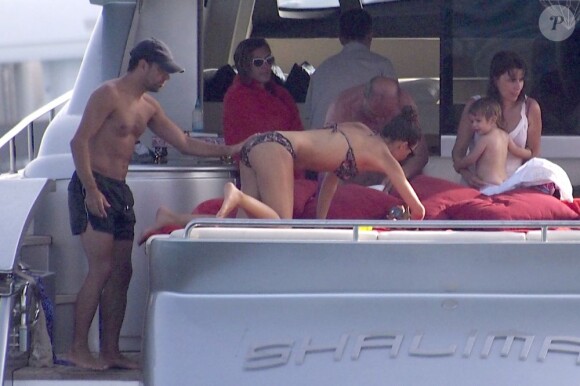 Xavi Hernandez vérifie la carrosserie de sa compagne sur l'île de Formentera le 29 juillet 2012