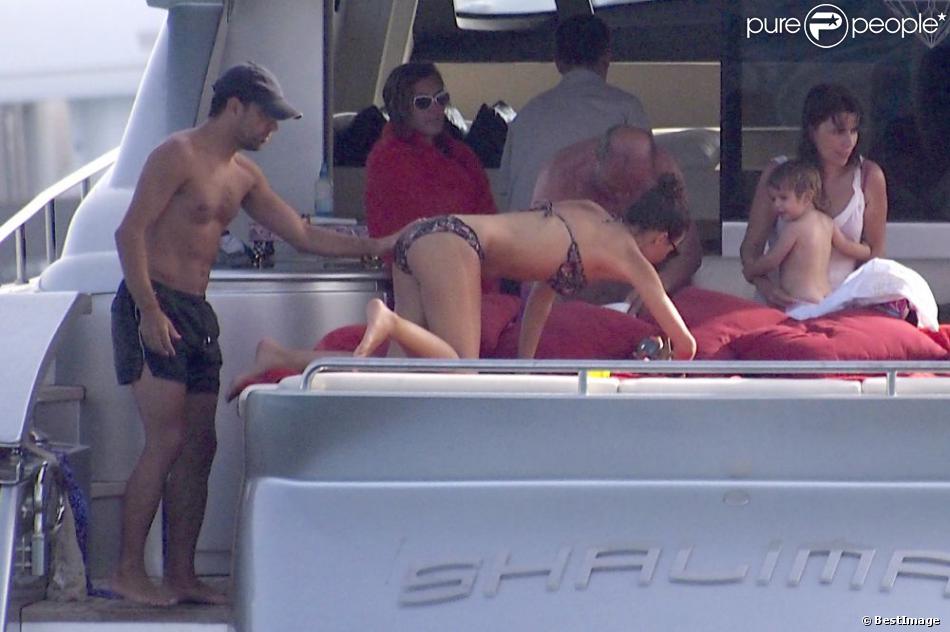 Xavi Hernandez vérifie la carrosserie de sa compagne sur l&#039;île de Formentera le 29 juillet 2012