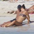 Xavi Hernandez séduit par sa compagne sur l'île de Formentera le 29 juillet 2012