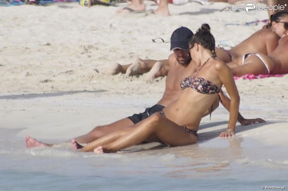 Xavi Hernandez séduit par sa compagne sur l&#039;île de Formentera le 29 juillet 2012