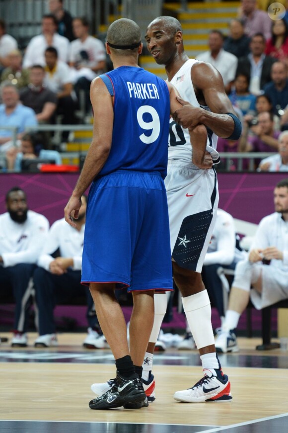 Tony Parker et Kobe Bryant lors de la rencontre entre l'équipe de France et Team USA pendant le tournoi olympique à Londres le 29 juillet 2012