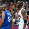 Tony Parker et Kobe Bryant lors de la rencontre entre l'équipe de France et Team USA pendant le tournoi olympique à Londres le 29 juillet 2012
