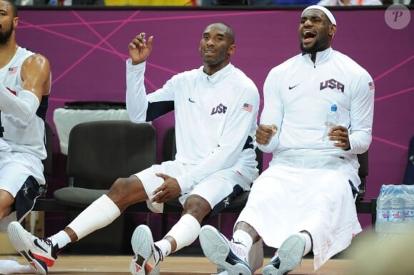 Kobe Bryant et LeBron James lors de la rencontre entre l'équipe de France et Team USA pendant le tournoi olympique à Londres le 29 juillet 2012