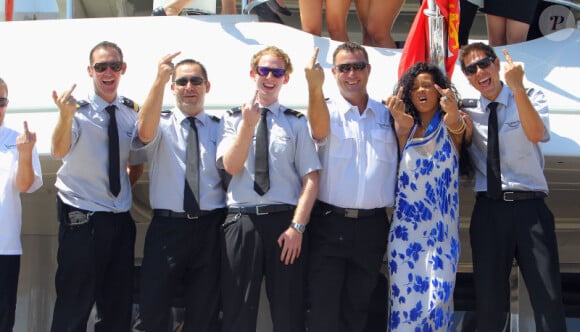 Rihanna s'amuse avec les membres de l'équipage de sin yacht le Latitude à Antibes le 29 juillet 2012