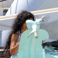  Rihanna dédicace le scooter des membres de l'équipage de sin yacht le Latitude à Antibes le 29 juillet 2012 