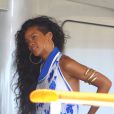  Rihanna dédicace le scooter des membres de l'équipage de sin yacht le Latitude à Antibes le 29 juillet 2012 