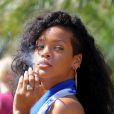  Rihanna fait une pause cigarette lorsqu'elle fait du shopping dans les rues de Monaco le 29 juillet 2012 