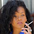  Rihanna fait une pause cigarette lorsqu'elle fait du shopping dans les rues de Monaco le 29 juillet 2012 