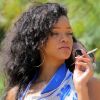 Rihanna fait une pause cigarette lorsqu'elle fait du shopping dans les rues de Monaco le 29 juillet 2012