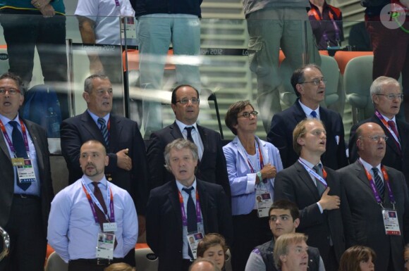 François Hollande, accompagné de Valérie Fourneyron et Thierry Rey ont assisté à la victoire de Yannick Agnel sur le 200m nage libre à Londres durant les Jeux olympiques le 30 juillet 2012