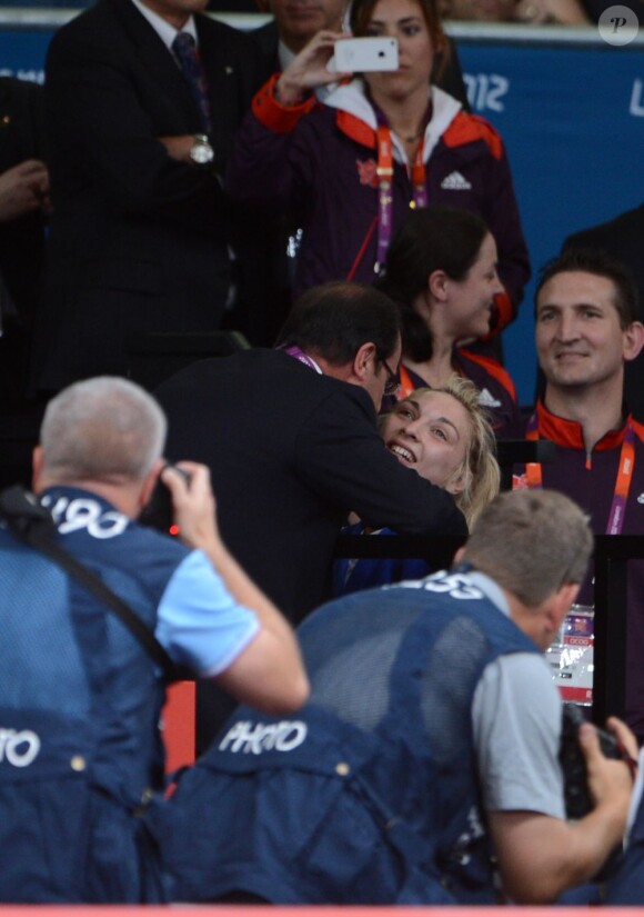 François Hollandefélicite Automne Pavia après sa médaille de bronze à Londres durant les Jeux olympiques le 30 juillet 2012