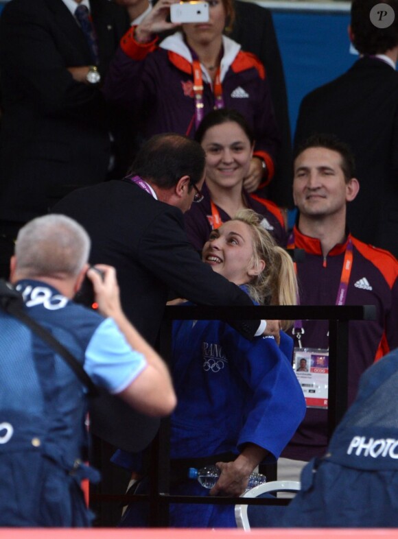 François Hollande félicite Automne Pavia après sa médaille de bronze à Londres durant les Jeux olympiques le 30 juillet 2012