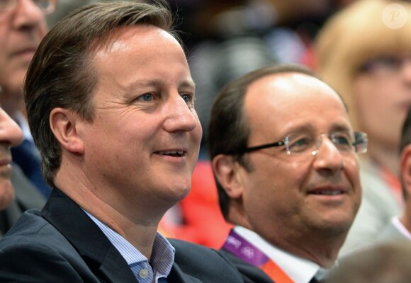 François Hollande et David Cameron le 30 juillet 2012 durant les Jeux olympiques de Londres lors du match de handball féminin France - Espagne (18-18)