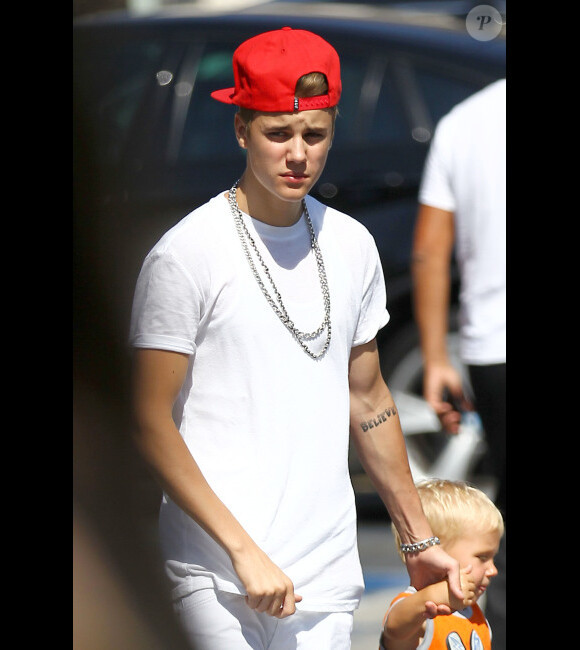 Justin Bieber prend par la main son petit frère Jaxon en allant chez King's Fish House à Calabasas avec son père Jeremy et la petite Jazmyn pour déjeuner le 30 juillet 2012