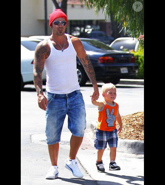 Le père de Justin Bieber Jeremy et le petit Jaxon à Calabasas le 30 juillet 2012